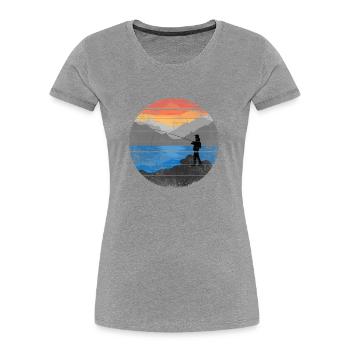 Angler angelt im See mit Berge bei Sonnenaufgang - Frauen Premium Bio T-Shirt - Navy - Vorne - Mia (176cm)