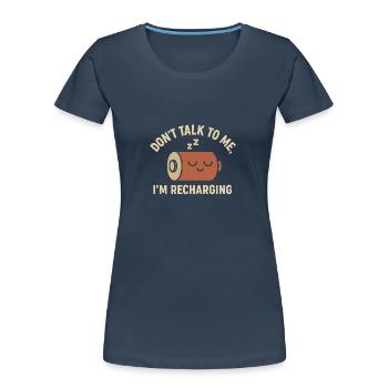 Ne me parlez pas – je recharge ma chemise - T-shirt bio Premium Femme - bleu marine - Devant - Mia (176cm)