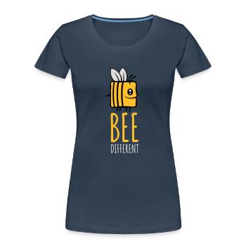bee different Spruch Zitat - Frauen Premium Bio T-Shirt - Navy - Vorne - Mia (176cm)