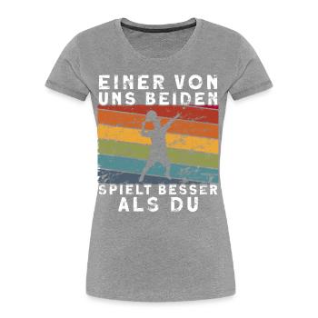 Lustiges Einer von uns beiden spielt besser als - Frauen Premium Bio T-Shirt -  - Vorne - Mia (176cm)
