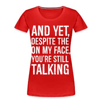 Et pourtant, malgré l’expression de mon visage - T-shirt bio Premium Femme - rouge - Devant - Mia (176cm)