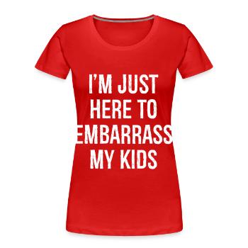 I'm just here to embarrass my kids - Frauen Premium Bio T-Shirt - Rot - Vorne - Mia (176cm)