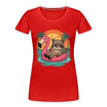 Lustiger Waschbär entspannt sich auf Flamingo Float Sunset - Frauen Premium Bio T-Shirt - Rot - Vorne - Mia (176cm)