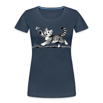 Chat jouant avec un papillon noir et blanc - T-shirt bio Premium Femme - bleu marine - Devant - Mia (176cm)
