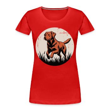 Vintage Labrador – spielend im Gras - Frauen Premium Bio T-Shirt - Rot - Vorne - Mia (176cm)