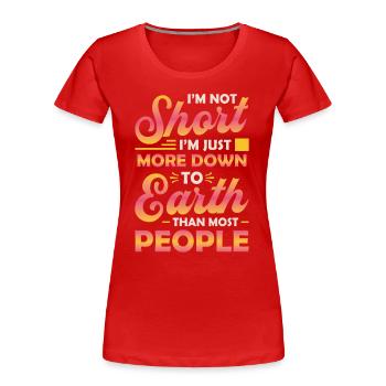 Ich Bin Nicht Klein, Ich Bin Nur Bodenständiger. - Frauen Premium Bio T-Shirt - Rot - Vorne - Mia (176cm)