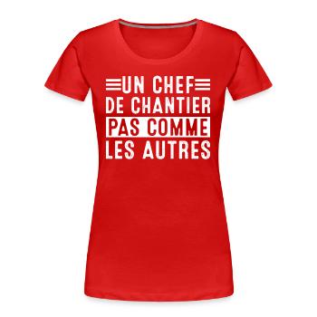 Un Chef De Chantier Pas Comme Les Autres - T-shirt bio Premium Femme - rouge - Devant - Mia (176cm)