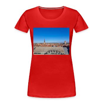 Rostocker Skyline und Altstadt hinter dem Rathaus - Frauen Premium Bio T-Shirt - Rot - Vorne - Mia (176cm)