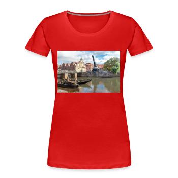 Panorama at the old market (Stintmarkt) Lüneburg - Frauen Premium Bio T-Shirt - Rot - Vorne - Mia (176cm)
