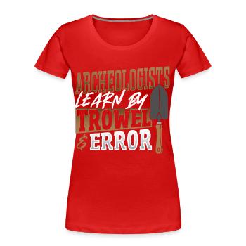 Archeologists Learn By Trowel & Error Archaeology - Frauen Premium Bio T-Shirt - Rot - Vorne - Mia (176cm)