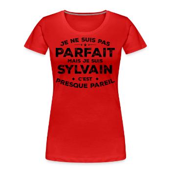 Sylvain Un Prénom, Une Attitude L’Humour Sylvain - T-shirt bio Premium Femme - rouge - Devant - Mia (176cm)