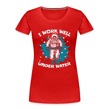 Je travaille bien sous masque de plongée aquatique - T-shirt bio Premium Femme - rouge - Devant - Mia (176cm)