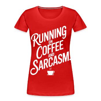 Conception de texte en gras « Running on Coffee and Sarcasm » - T-shirt bio Premium Femme - rouge - Devant - Mia (176cm)