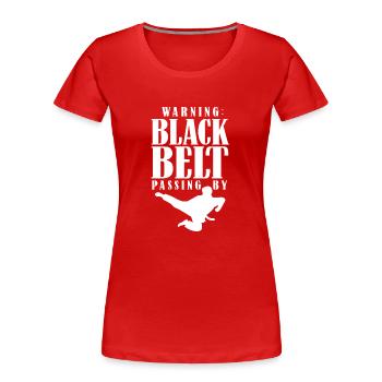 Avertissement : La ceinture noire passe la ceinture noire - T-shirt bio Premium Femme - rouge - Devant - Mia (176cm)