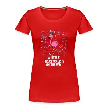 4th Of July Little Firecracker On The Way US Flag - Frauen Premium Bio T-Shirt - Rot - Vorne - Mia (176cm)