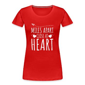 Fernfamilie, die meilenweit voneinander entfernt ist, nah im Herzen - Frauen Premium Bio T-Shirt - Rot - Vorne - Mia (176cm)