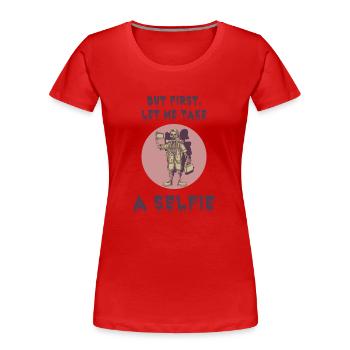 But first let me take a selfie - Women's Premium Organic T-Shirt - red - Front - Mia (176cm)