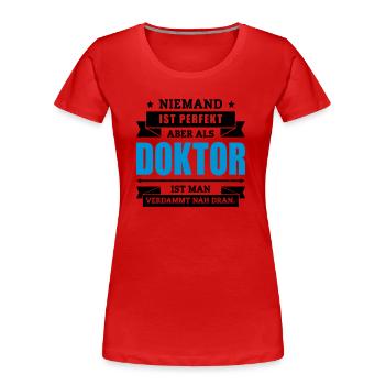 Funshirt Doktor - Frauen Premium Bio T-Shirt - Rot - Vorne - Mia (176cm)