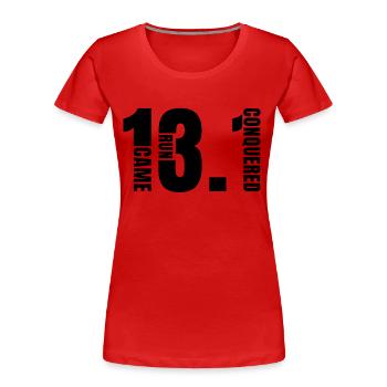 13.1 Marathonien d’athlétisme Came Conquered - T-shirt bio Premium Femme - rouge - Devant - Mia (176cm)