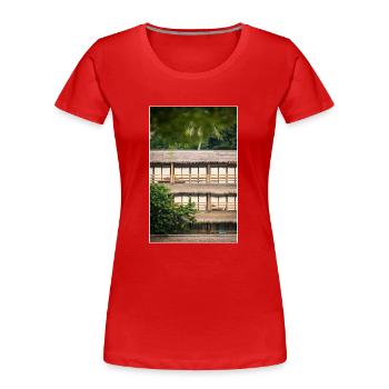 hotel under palm trees - Frauen Premium Bio T-Shirt - Rot - Vorne - Mia (176cm)