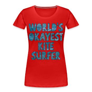 Le plus okayest du monde Kite Surfer Bleu foncé - T-shirt bio Premium Femme - rouge - Devant - Mia (176cm)