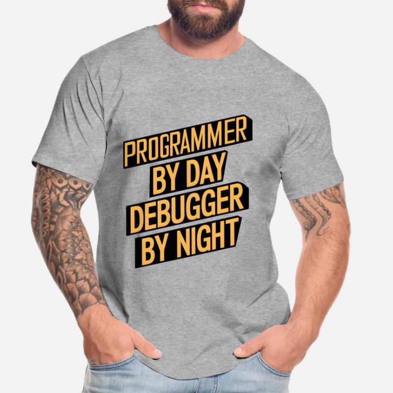 Programmer by Day, Debugger by Night Männer Premium Bio T-Shirt