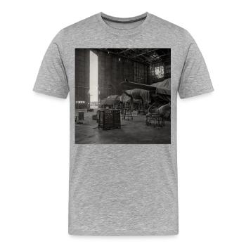 Photographie Noir dans un hangar d’avion vintage Animal - T-shirt bio Premium Homme - gris chiné - Devant - Damien (186cm)