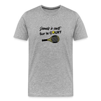 JAMAIS À COURT SUR LE COURT ! (tennis) - T-shirt bio Premium Homme - gris chiné - Devant - Damien (186cm)