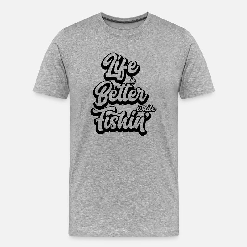 Life Is Better While Fishin' - Männer Premium Bio T-Shirt - Grau meliert