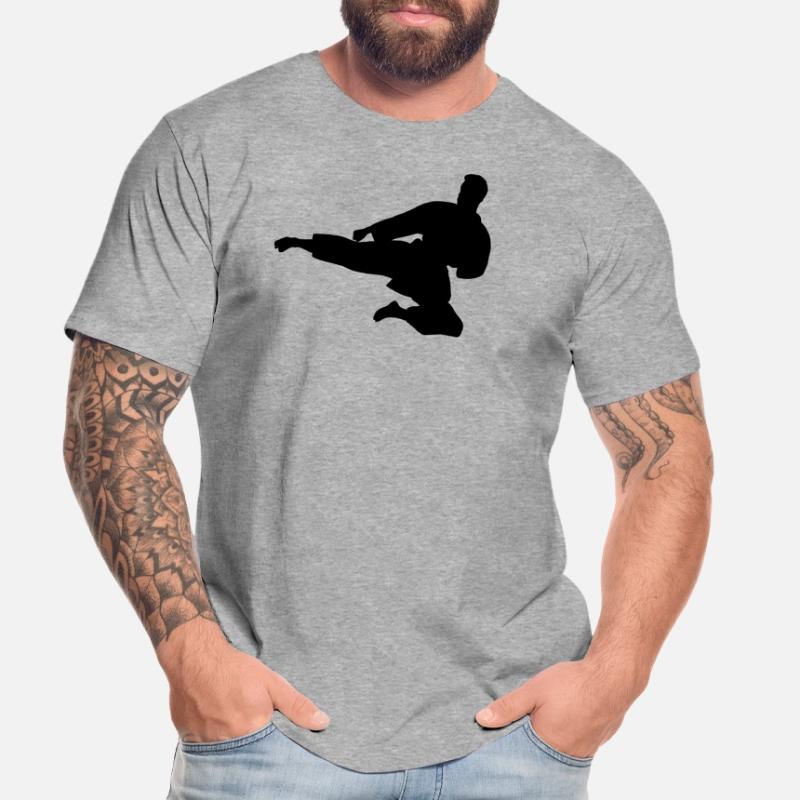 Karate oder Taekwondo sprangen seitwärts Männer Premium Bio T-Shirt