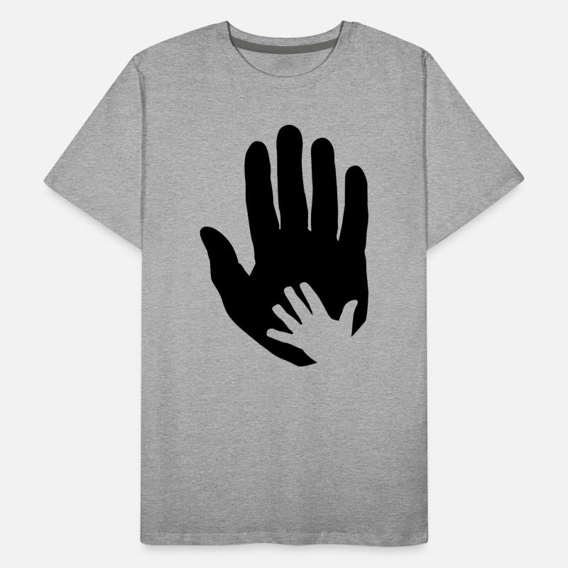 Bébé, main d’enfant dans la main du parent adulte. T-shirt bio Premium Homme