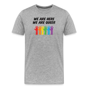 Mois de la fierté LGBT - Nous sommes ici, nous sommes queer - T-shirt bio Premium Homme - gris chiné - Devant - Damien (186cm)