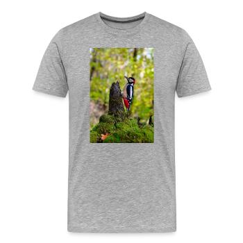 Pic sur souche de forêt moussue - T-shirt bio Premium Homme - gris chiné - Devant - Damien (186cm)