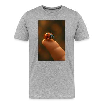 Fingerspitze mit Marienkäfer im Makro - Männer Premium Bio T-Shirt - Grau meliert - Vorne - Damien (186cm)