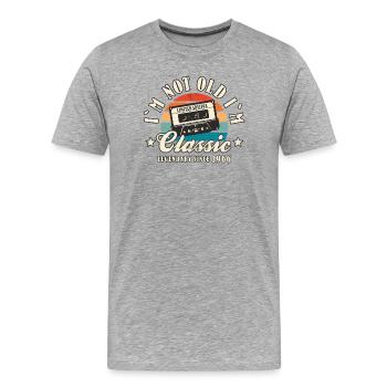 60e anniversaire 2026 « Je ne suis pas vieux, je suis Classic » - T-shirt bio Premium Homme - gris chiné - Devant - Damien (186cm)