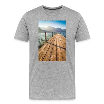 Holzsteg am Bergsee im Sonnenlicht - Männer Premium Bio T-Shirt - Grau meliert - Vorne - Damien (186cm)