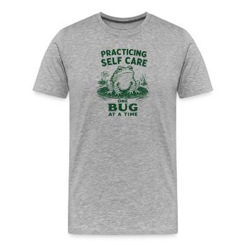 Practicing Self Care One Bug At A Time Funny Frog - Männer Premium Bio T-Shirt - Grau meliert - Vorne - Damien (186cm)