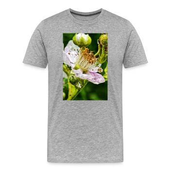 Brombeerblüte Botanische Eleganz - Männer Premium Bio T-Shirt - Grau meliert - Vorne - Damien (186cm)