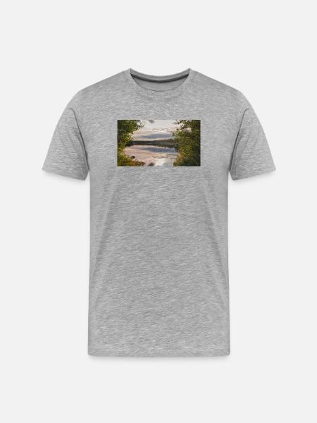 Spiegelung am Seeufer: Abendruhe - Männer Premium Bio T-Shirt - Grau meliert