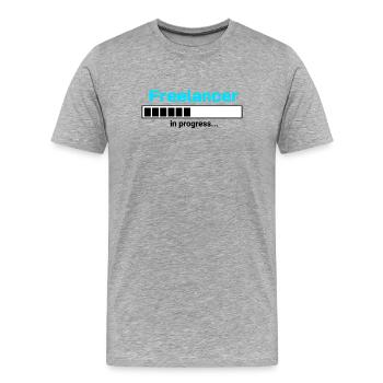 Freelancer in Progress – Motif du travail indépendant - T-shirt bio Premium Homme - gris chiné - Devant - Damien (186cm)