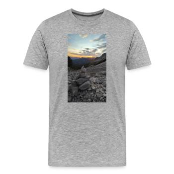 Sunset in the mountains - Men's Premium Organic T-Shirt - heather grey - Front - Damien (186cm)