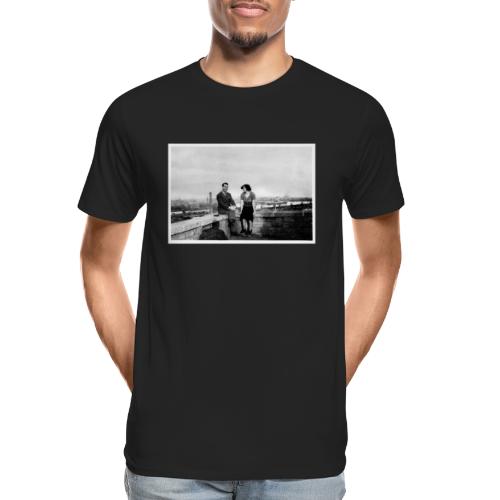 Verliebtes Paar auf Mauer sitzend | Vintage Shirt - Männer Premium Bio T-Shirt