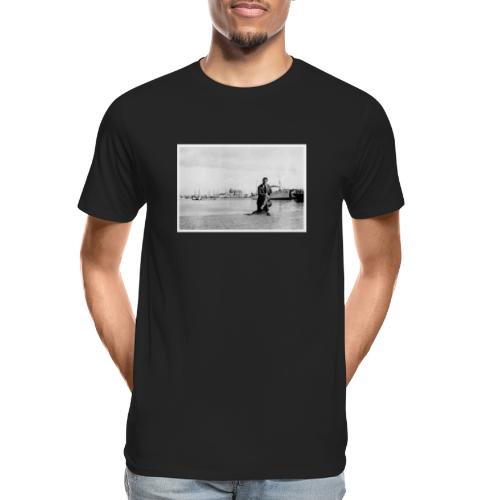 Foto | Vintage | Mann in Anzug sitzend vor Hafen - Männer Premium Bio T-Shirt