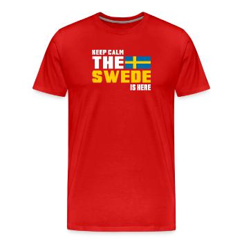 Keep Calm The Swede is Here/ Schweden Geschenk - Männer Premium Bio T-Shirt - Rot - Vorne - Damien (186cm)