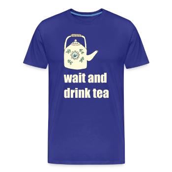 attendre et boire du thé - T-shirt bio Premium Homme - bleu roi - Devant - Damien (186cm)