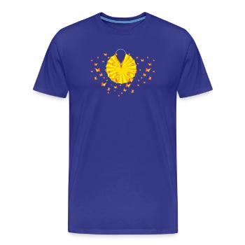 leuchtender gelber Lampion umschwirrt von Faltern - Männer Premium Bio T-Shirt - Königsblau - Vorne - Damien (186cm)