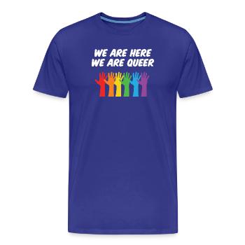 Mois de la fierté LGBT - Nous sommes ici, nous sommes queer - T-shirt bio Premium Homme - bleu roi - Devant - Damien (186cm)