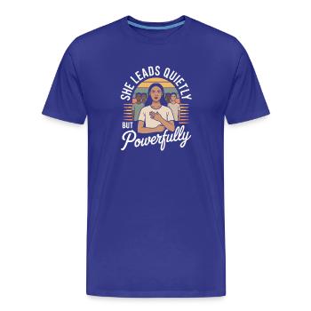  She Doesn’t Wait Her Turn She Makes One Women's - Männer Premium Bio T-Shirt - Königsblau - Vorne - Damien (186cm)