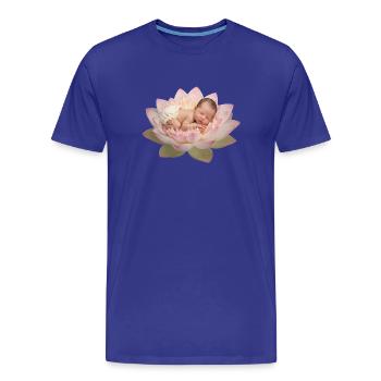 Baby mit Windel schläft auf geöffneter Lotusblüte - Männer Premium Bio T-Shirt - Königsblau - Vorne - Damien (186cm)