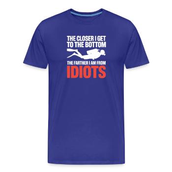 Plongée en bas : Plus proche plus loin des idiots - T-shirt bio Premium Homme - bleu roi - Devant - Damien (186cm)